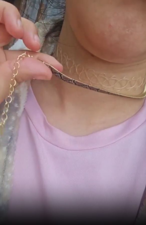 Colar Cobra sendo colocado no pescoço